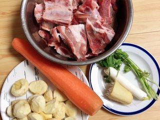 1、板栗排骨汤,准备好食材。排骨、胡萝卜、生板栗、香菜、葱姜。