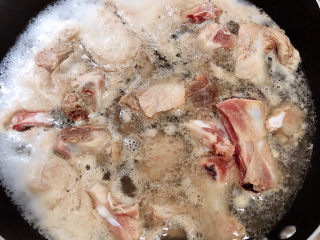 2、板栗排骨汤,锅中烧开水,加入排骨煮一下,将血水熬出。