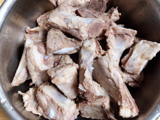 3、板栗排骨汤,排骨捞出,洗净待用。