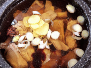 7、板栗排骨汤,再放入葱姜,大火烧开锅。