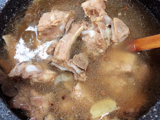 8、板栗排骨汤,盖上锅盖儿,大火烧开后,小火儿炖煮1小时。