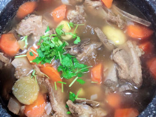 14、板栗排骨汤,关火儿,撒上香菜末。