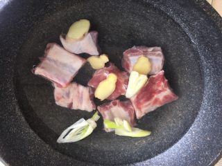 5、冬瓜薏米排骨汤,排骨洗净 锅内放水 排骨 葱姜 焯一下