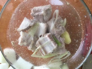 7、冬瓜薏米排骨汤,葱姜不要 用清水洗净排骨浮沫