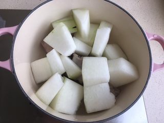 9、冬瓜薏米排骨汤,再放冬瓜