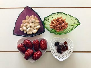 1、养生养颜之护肤护发美人羹（红枣花生桂圆芸豆汤）,首先我们准备好所有食材