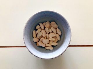 2、养生养颜之护肤护发美人羹（红枣花生桂圆芸豆汤）,芸豆一定要提前12小时温水泡发，我是晚上九点钟泡上的，第二天中午开始制作的，期间换了一次水