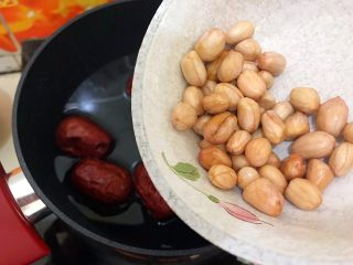 8、养生养颜之护肤护发美人羹（红枣花生桂圆芸豆汤）,倒入泡发好的花生米