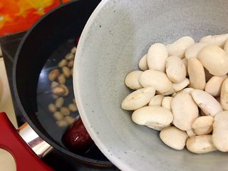 9、养生养颜之护肤护发美人羹（红枣花生桂圆芸豆汤）,倒入泡发好的芸豆