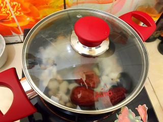 11、养生养颜之护肤护发美人羹（红枣花生桂圆芸豆汤）,盖上盖子，至水再次煮开