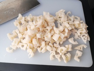 7、莲藕饼,切小块