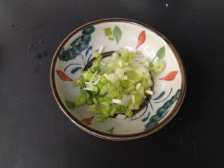 17、莲藕饼,葱前段白色部分切比葱花长点点