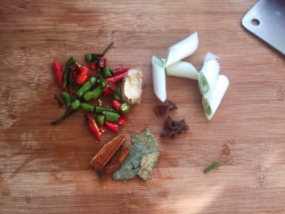 4、羊蝎子红汤面,调料切好备用