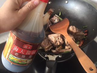 7、羊蝎子红汤面,入老抽