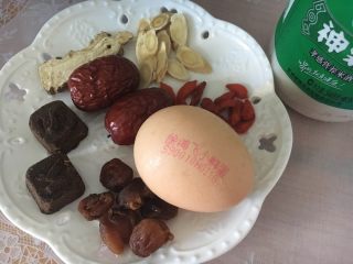 1、气血双补水煮蛋,准备好所需的材料