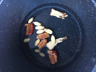 2、气血双补水煮蛋,把当归黄芪和去核的红枣加适量纯净水煮开，喜欢喝汤的可以多加些水