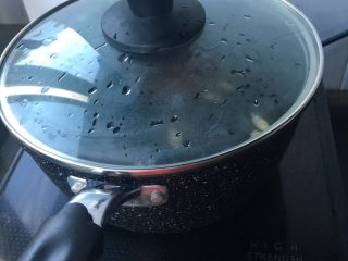 3、气血双补水煮蛋,加盖煮开