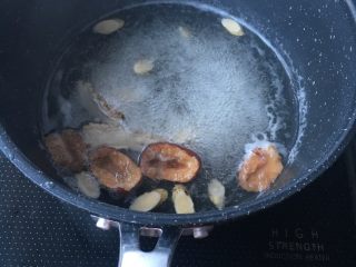 4、气血双补水煮蛋,转小火炖煮几分钟，让药材的药性挥发出来