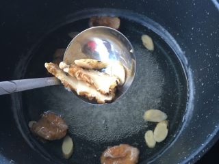 5、气血双补水煮蛋,捞出当归黄芪，留下水