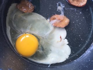 6、气血双补水煮蛋,打入一个鸡蛋，食量大的可以多加一个蛋，我是因为还要吃别的好东西，所以要留点肚子，哈哈！拿勺子轻轻搅动鸡蛋，可以煮整个的，也可以把鸡蛋搅散了煮，那样快一点