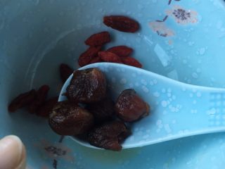 7、气血双补水煮蛋,煮一会后先加入桂圆，我买的是桂圆干，有点硬的，煮一下口感会好点