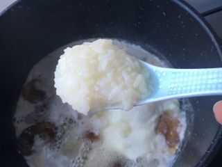 8、气血双补水煮蛋,然后加2勺酒酿进去搅拌均匀