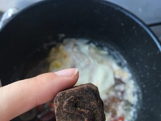 11、气血双补水煮蛋,我是喜欢甜食的，所以要加糖，贪心的放了两块进去，喜欢淡食的忽略过，就能开动了。