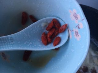 9、气血双补水煮蛋,出锅前加入枸杞，枸杞煮烂了不好吃也不好看