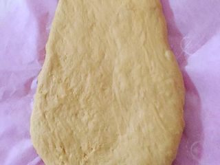 6、无油版红糖版面包,排气、擀成牛舌状