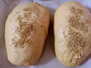 11、无油版红糖版面包,撒上黑白芝麻（用手按一下让芝麻粘牢）