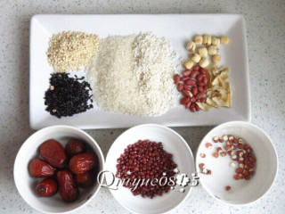 1、腊八粥,准备所有食材。红小豆、芡实、百合要提前泡