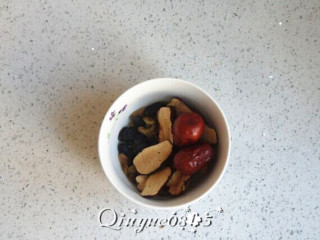 2、腊八粥,红枣去核，再备点儿葡萄干