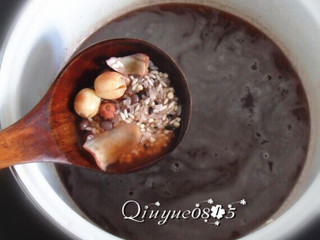 5、腊八粥,依次放入各种米。这时就可以把所有东西放入其他锅具按程序键完成煮粥。