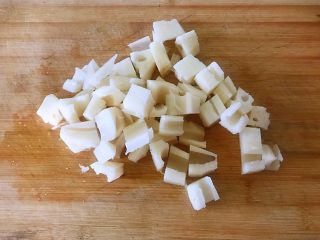 1、糖醋藕丁,莲藕洗净去皮切丁。丁的大小1厘米见方，因为藕有孔，切的时候难免会出现大小不一样，尽量保持均匀。