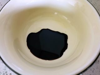 3、糖醋藕丁,取一只小碗， 放入生抽。