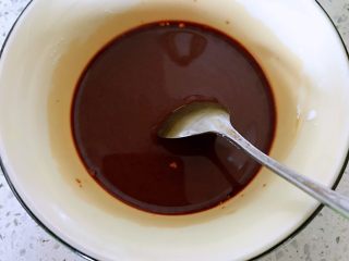 9、糖醋藕丁,加水调成糖醋汁。