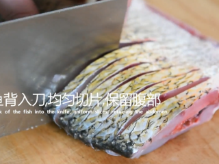 4、谁说厨神才会做，2分钟学会这道花开富贵鱼,从鱼背入刀，均匀切片，保留腹部不切断