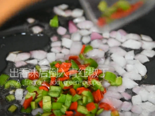 9、谁说厨神才会做，2分钟学会这道花开富贵鱼,炒出香味后倒入青红椒丁