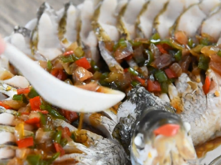 16、谁说厨神才会做，2分钟学会这道花开富贵鱼,.淋上调至好的酱汁