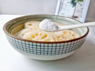 5、醋溜藕片,大碗放适量清水，加入藕片，加一勺盐清洗去多余淀粉，炒好的藕片更加脆爽。