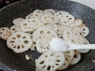 10、醋溜藕片,加一点点盐。