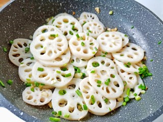 12、醋溜藕片,出锅前撒点葱花。