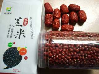 1、养颜黑米粥#健康美颜餐#,准备食材
