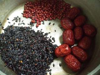 2、养颜黑米粥#健康美颜餐#,用水洗净