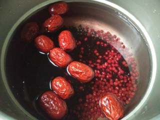 3、养颜黑米粥#健康美颜餐#,用水浸泡3小时以上