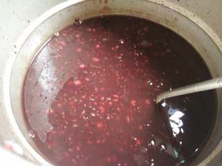 4、养颜黑米粥#健康美颜餐#,高压锅大火煮30分钟～关最小火焖煮20分钟～等阀门气消后加入一块红糖搅拌均匀