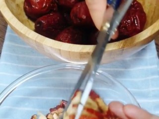 1、红枣枸杞蛋糕,红枣剪碎