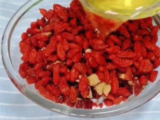 4、红枣枸杞蛋糕,加入玉米油