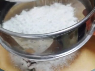 9、红枣枸杞蛋糕,低筋面粉，泡打粉过筛加入