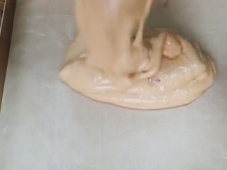 12、红枣枸杞蛋糕,倒入烤盘中